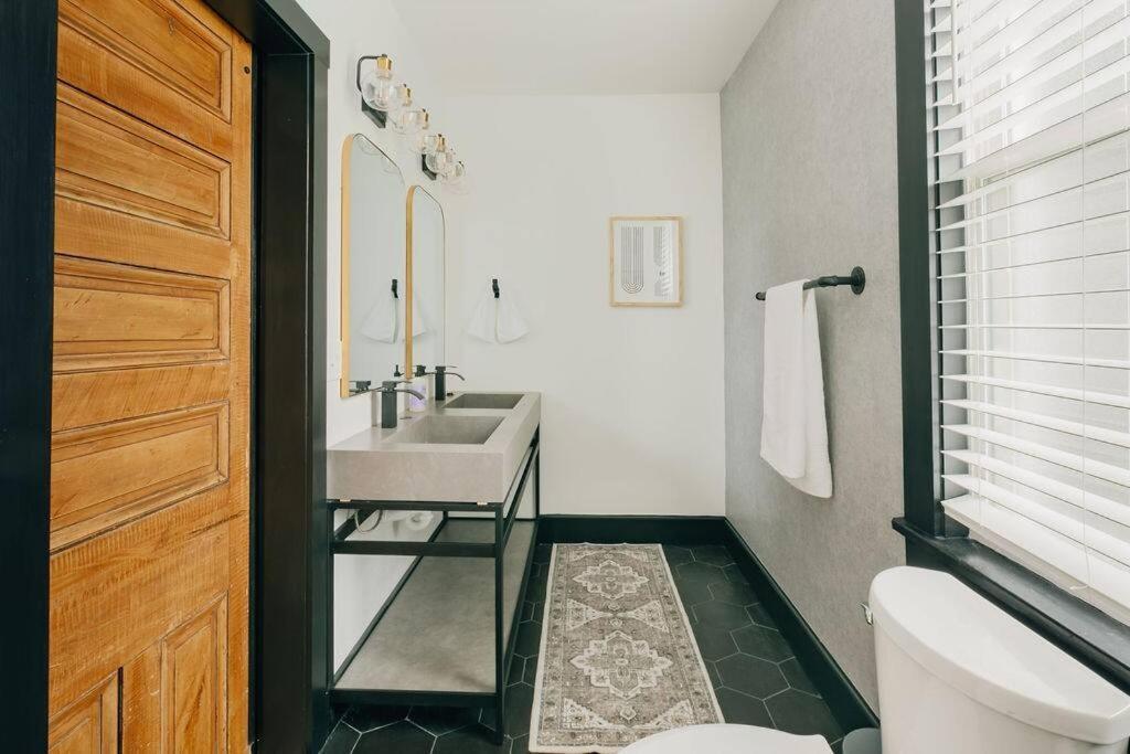 Stunning 5 Bedroom -heart Of Downtown Holiday home