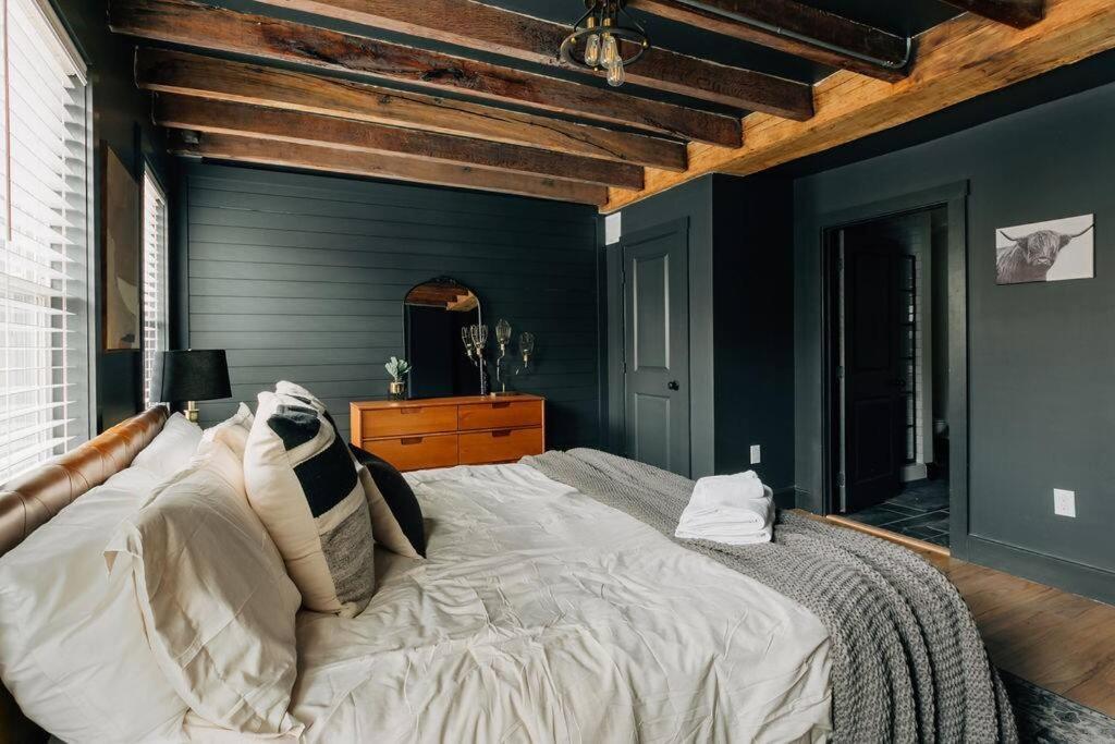 Stunning 5 Bedroom -heart Of Downtown Lancaster